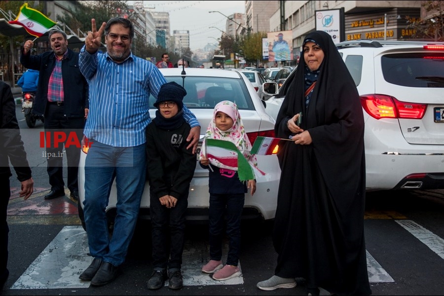   شادی مردم تهران پس از برد تیم ملی مقابل ولز در جام جهانی 