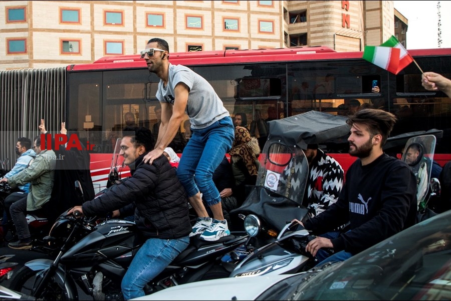   شادی مردم تهران پس از برد تیم ملی مقابل ولز در جام جهانی 
