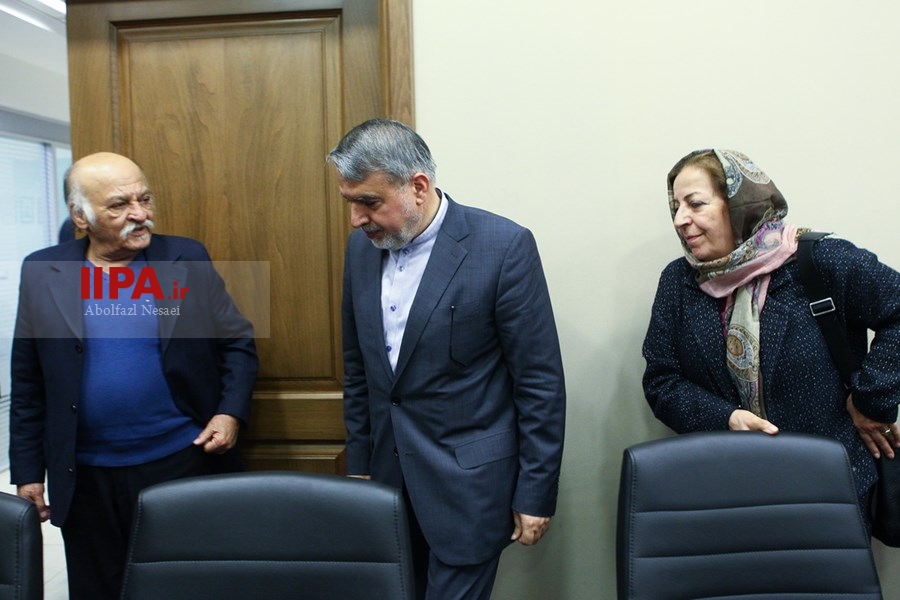   دیدار هنرمندان با وزیر ارشاد 