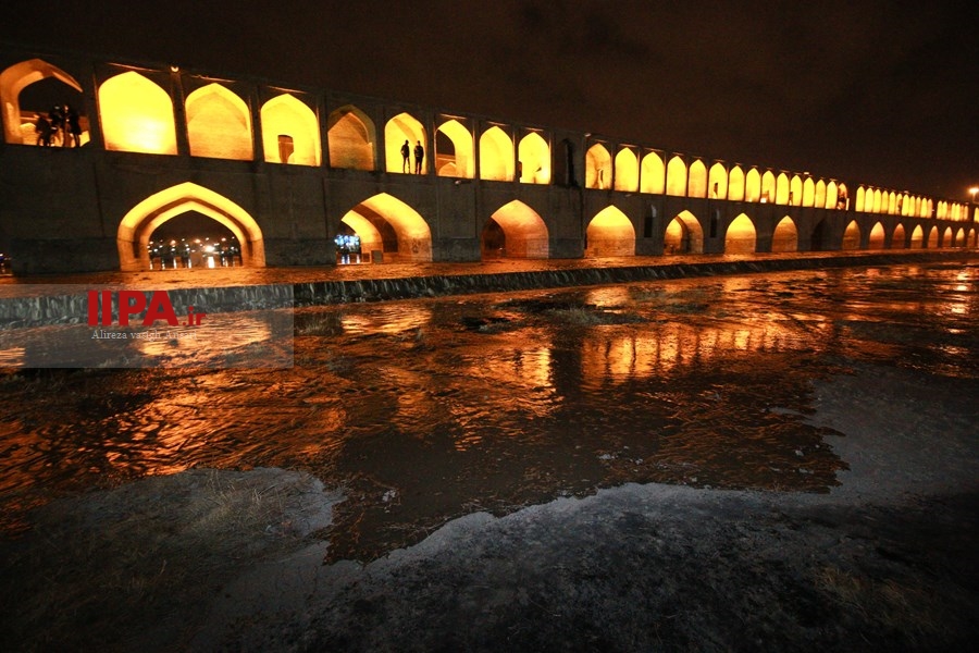   آب به زاینده رود رسید.