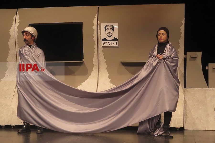   نمایش آدم آدم است