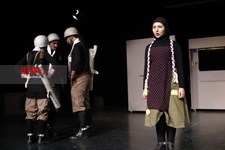   نمایش آدم آدم است