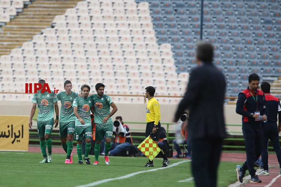    دیدار تیم های فوتبال پرسپولیس تهران و ذوب آهن اصفهان