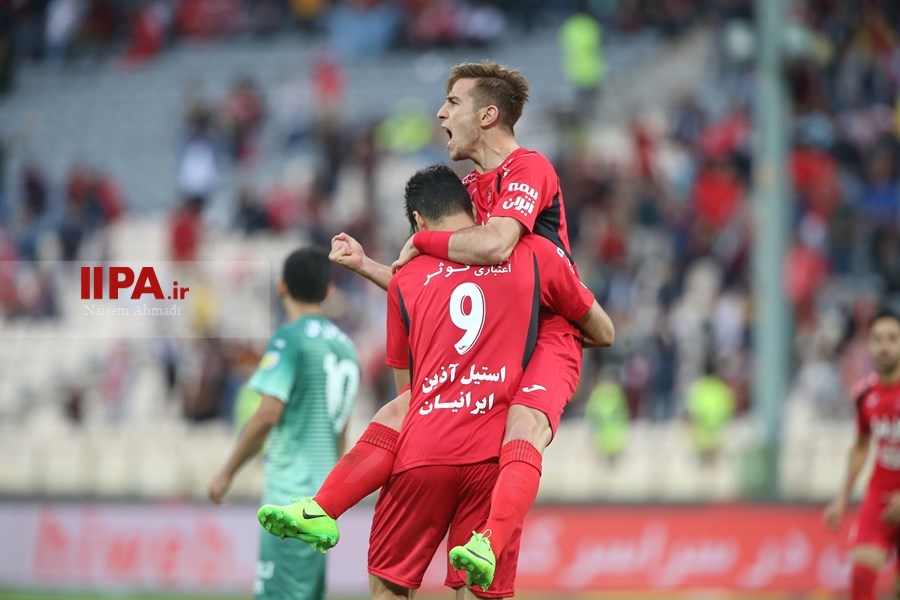    دیدار تیم های فوتبال پرسپولیس تهران و ذوب آهن اصفهان