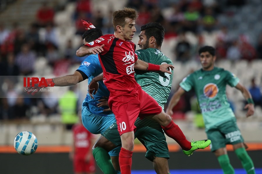    دیدار تیم های فوتبال پرسپولیس تهران و ذوب آهن اصفهان