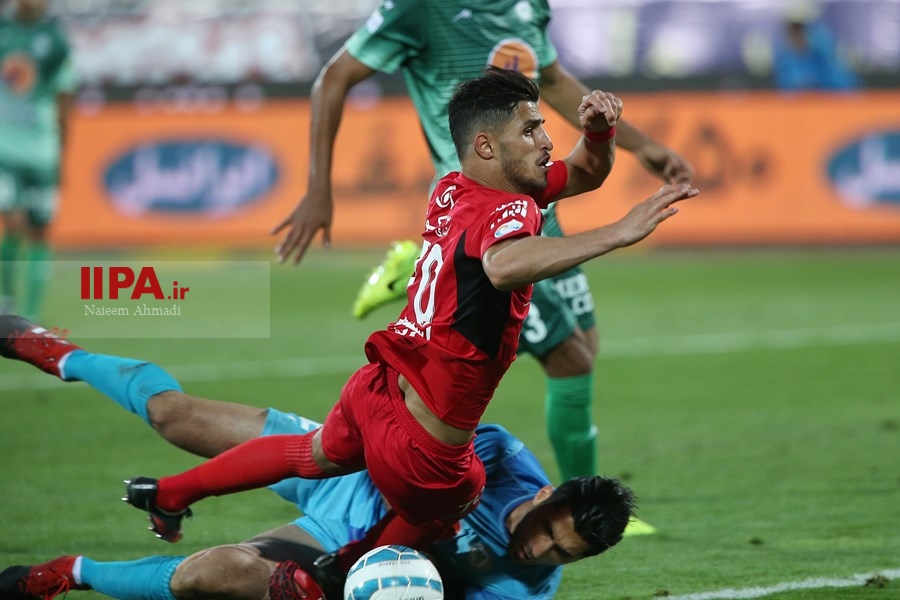    دیدار تیم های فوتبال پرسپولیس تهران و ذوب آهن اصفهان