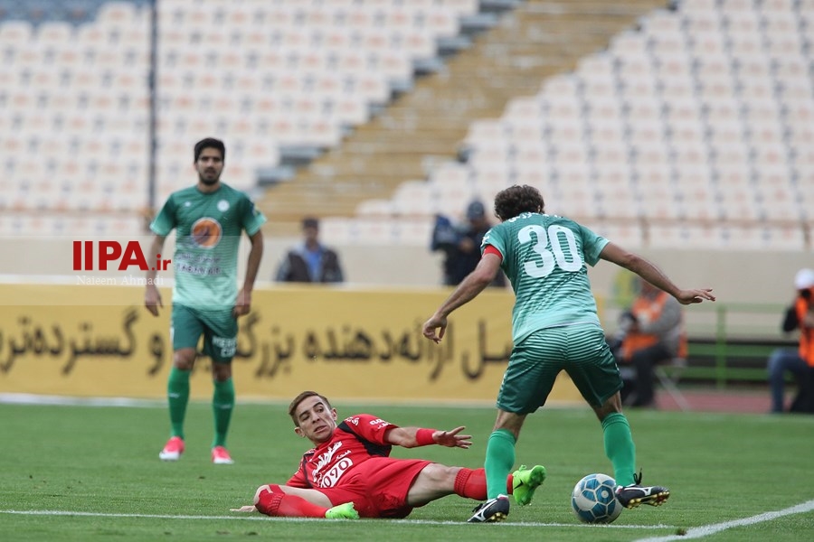    دیدار تیم های فوتبال پرسپولیس تهران و ذوب آهن اصفهان