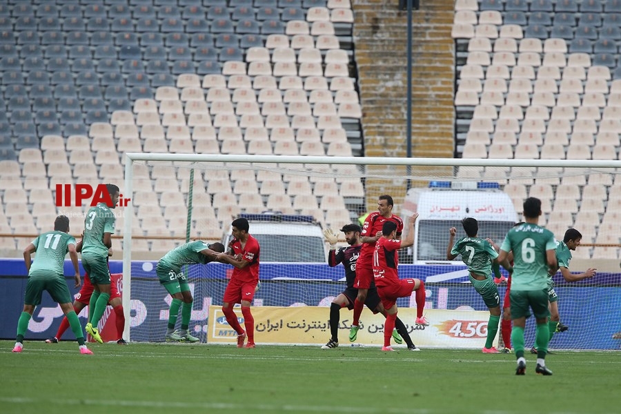    دیدار تیم های فوتبال پرسپولیس تهران و ذوب آهن اصفهان